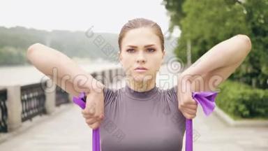 夏季公园有健身<strong>拓展</strong>员的女画像